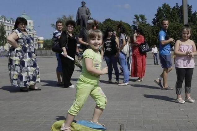 В Донецке дети топтали государственный флаг в День Независимости Украины