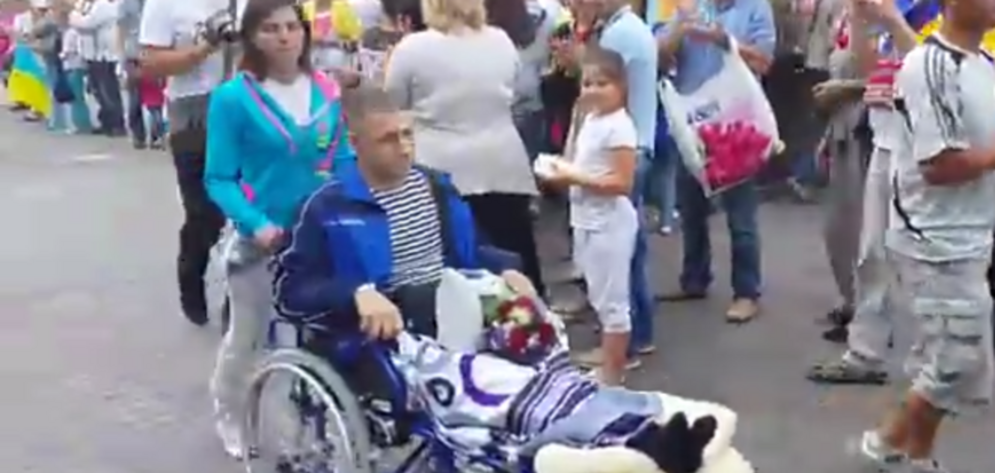 Киевляне на параде бурно отреагировали на раненных украинских бойцов