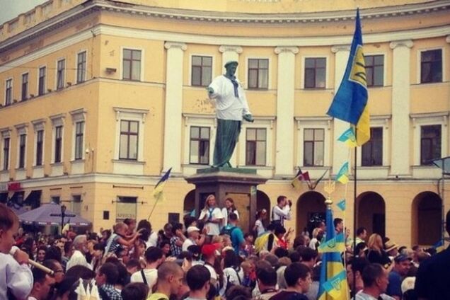 Одесского Дюка нарядили в вышиванку