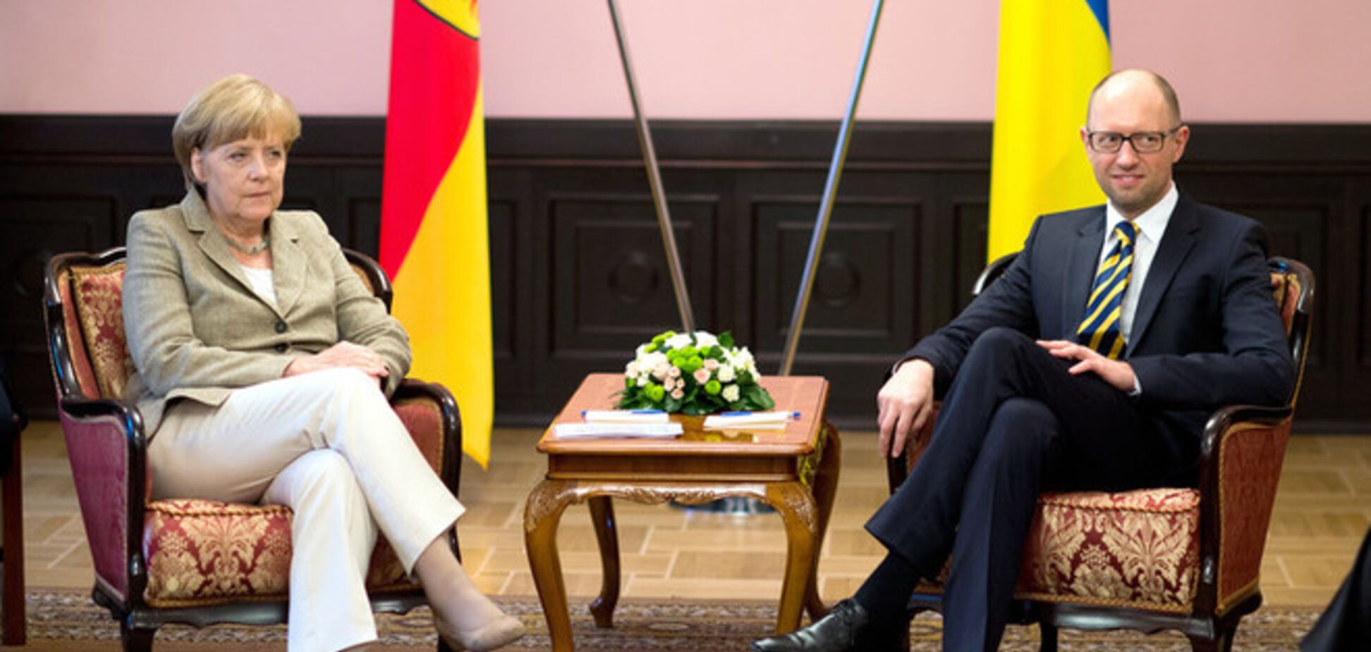 Меркель подбодрила Порошенко и поучила Яценюка