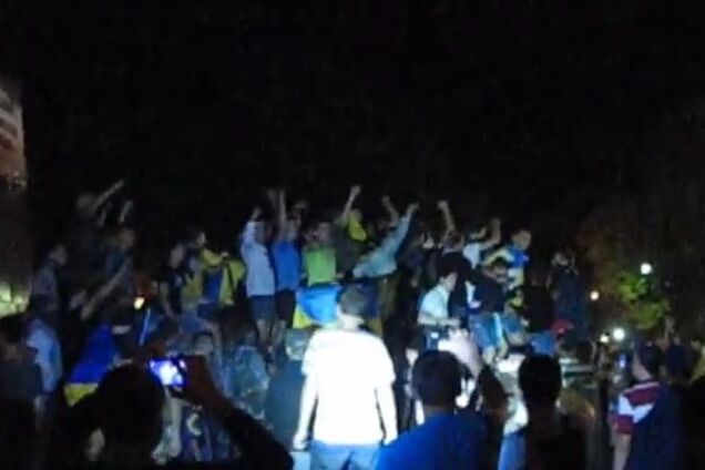 В Павлограде активисты повалили памятник Ленину и взобрались на него с символикой Украины