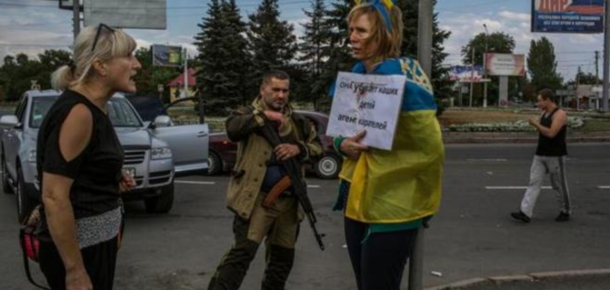 ДНРовцы поставили 'агентку карателей' к позорному столбу с табличкой: 'Она убивает наших детей'