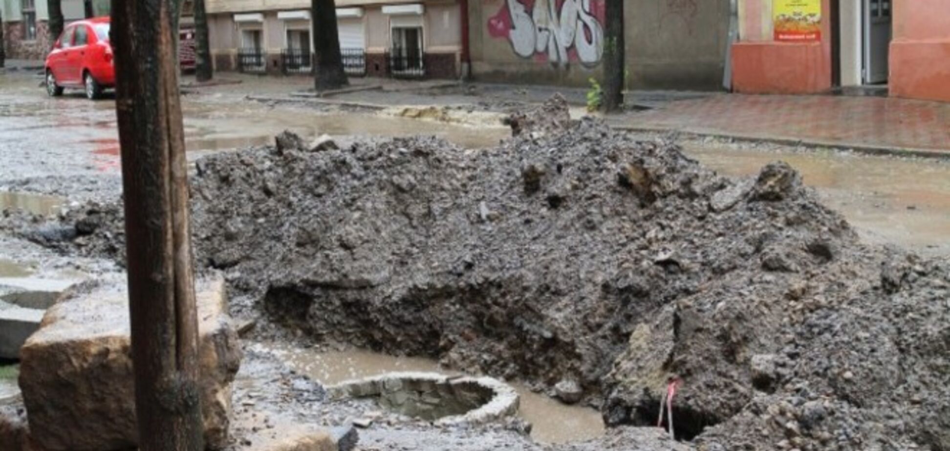 В Черновцах улица 'министра Бурбака' превратилась в болото