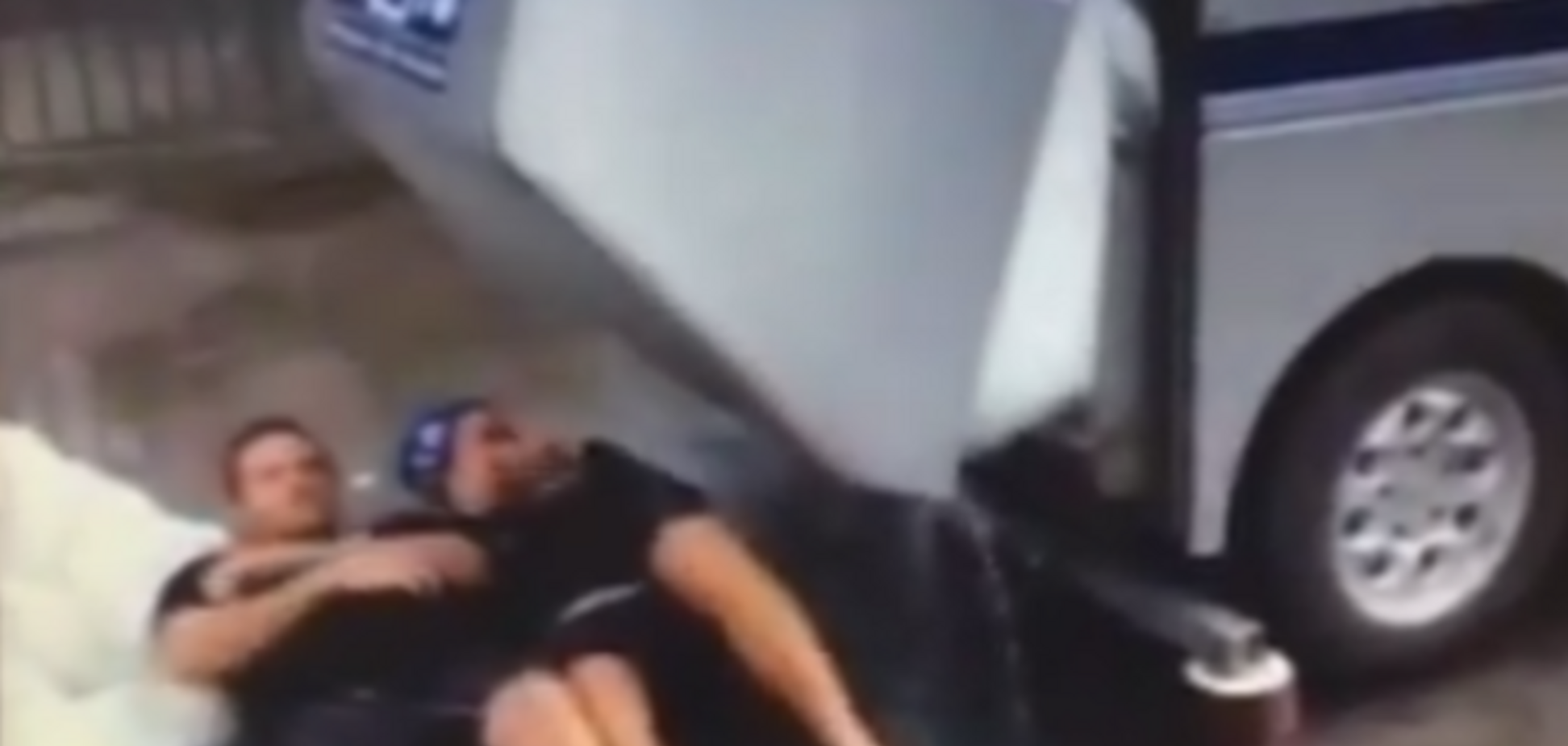 Хоккеисты в рамках флеш-моба легли под снегоуборочную машину