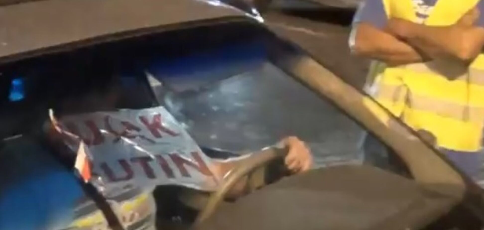 Российскому туристу в Грузии приклеили на авто наклейку 'Fuck Putin'