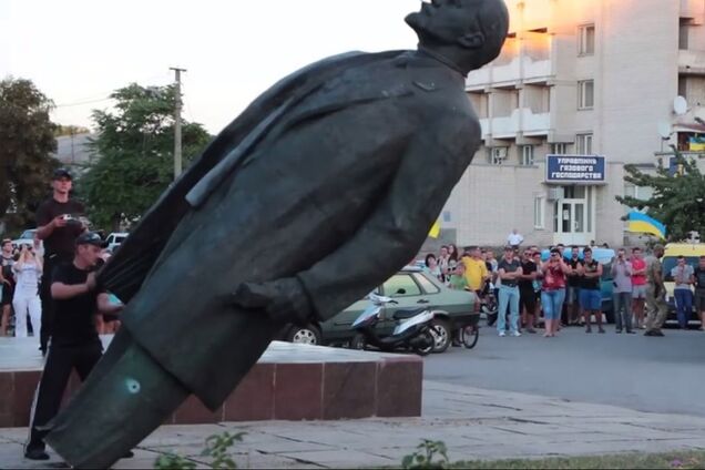 На Днепропетровщине снесли памятник Ленину