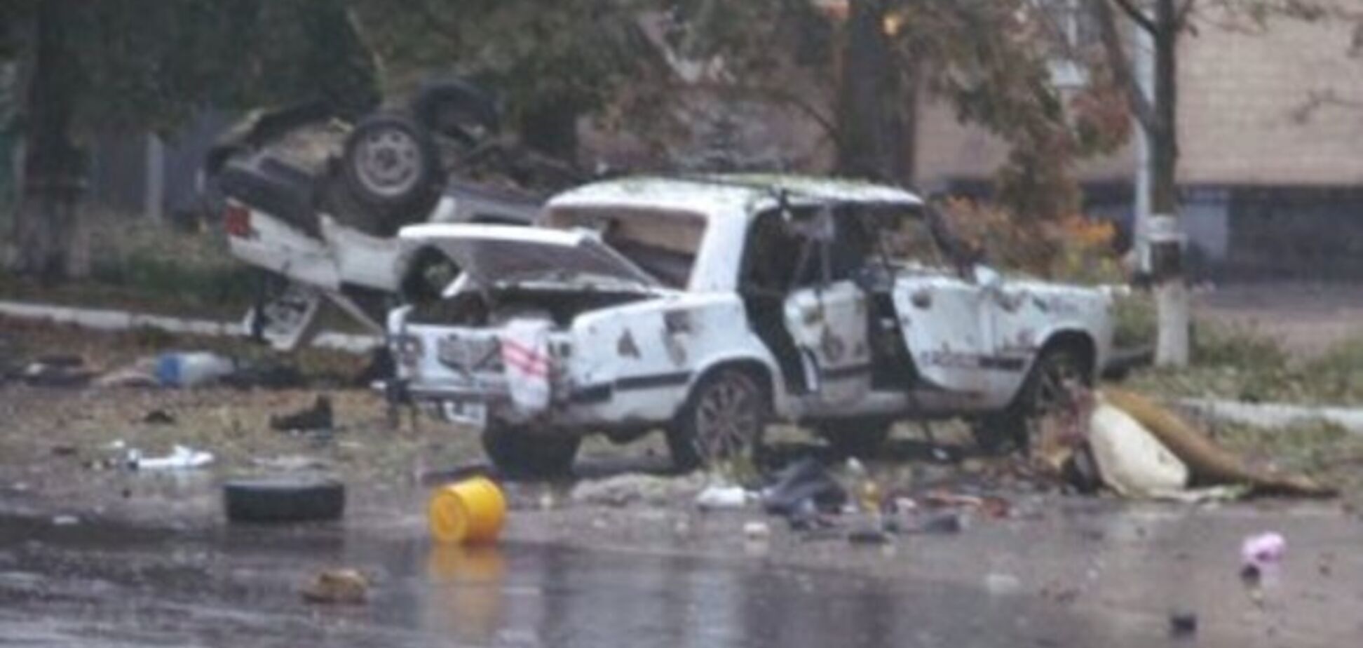 В Шостке неизвестные обстреляли военкомат и взорвали два автомобиля возле милиции