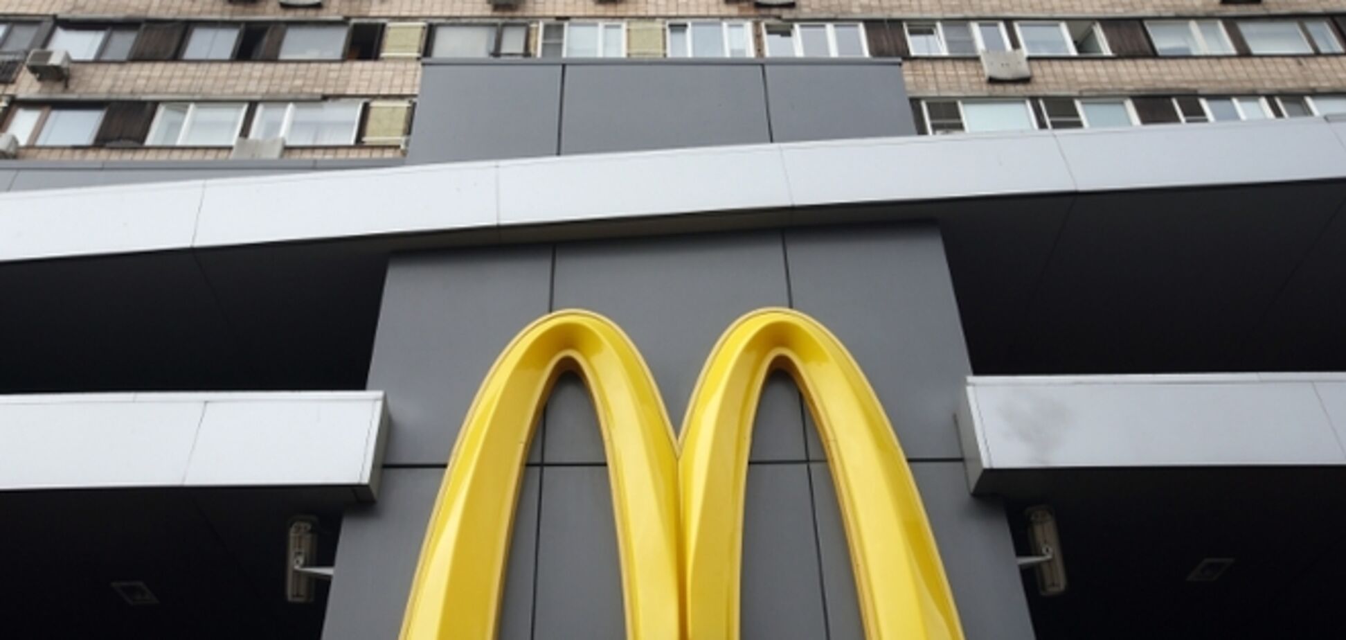 Суд закрыл старейший в России McDonald's на 90 дней