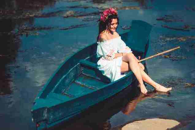 Солистка группы Пара Нормальных сняла патриотичный фотосет