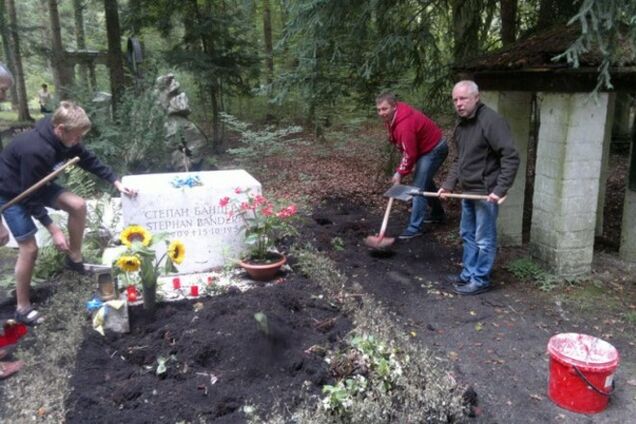 Украинцы в Мюнхене навели порядок на могиле Бандеры