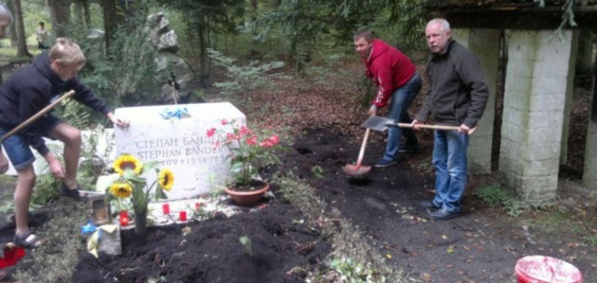 Украинцы в Мюнхене навели порядок на могиле Бандеры