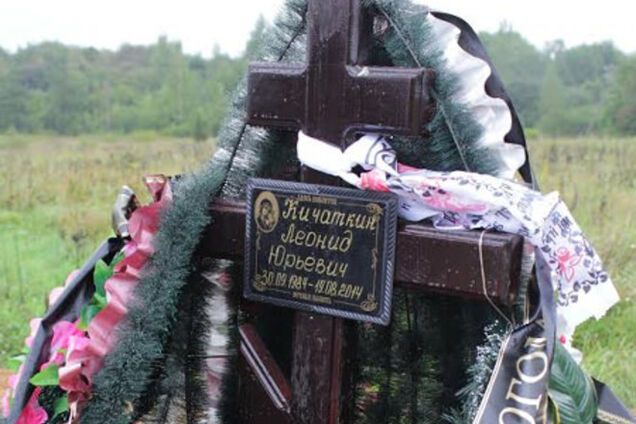 С могил погибших псковских десантников сняли таблички и убрали венки 