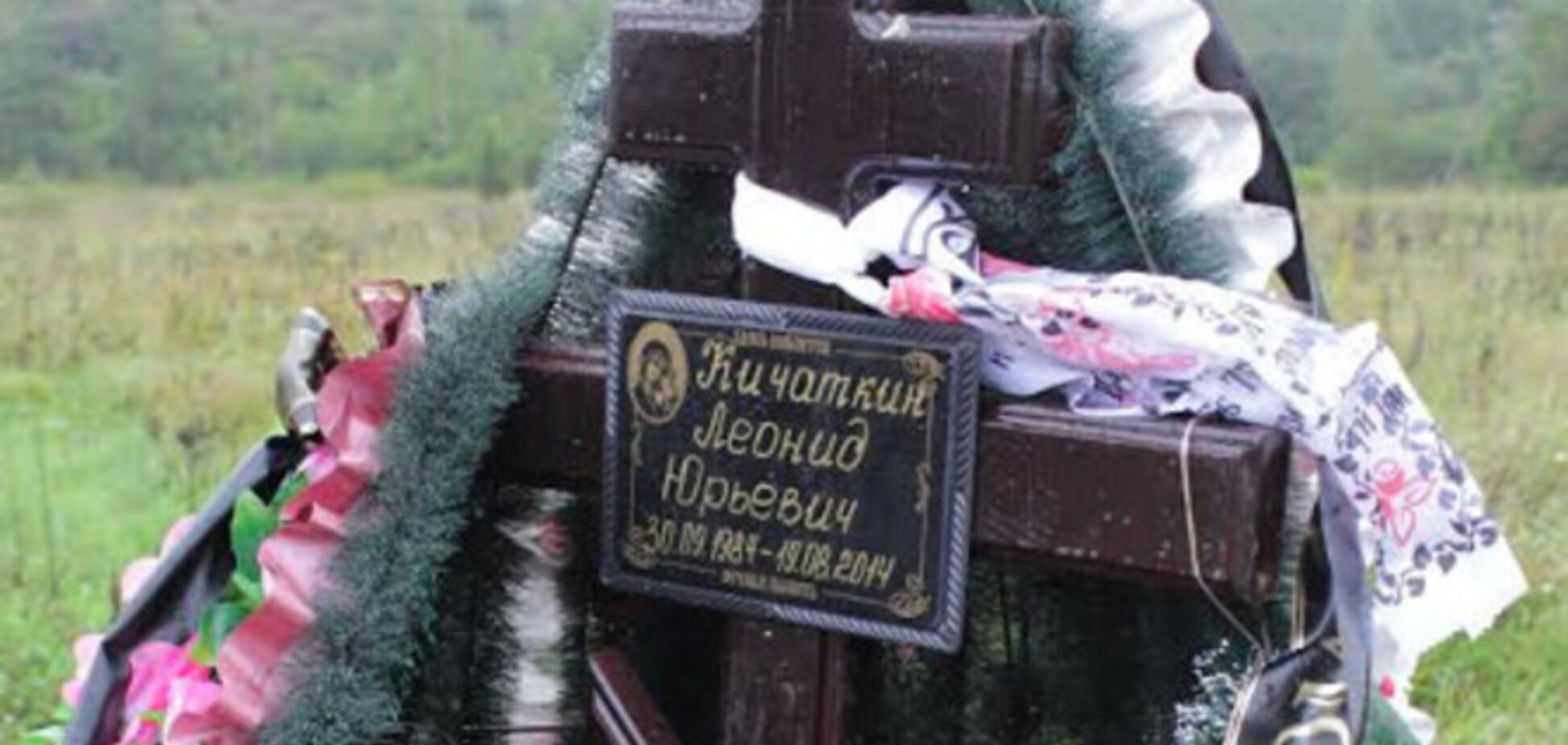 З могил загиблих псковських десантників зняли таблички і прибрали вінки 