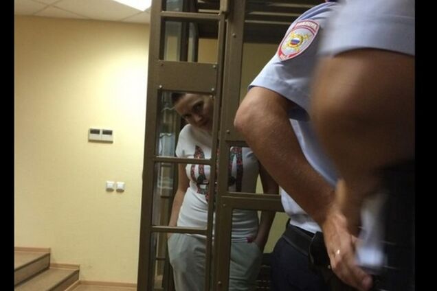 Летчица Савченко пришла на суд в футболке с тризубом