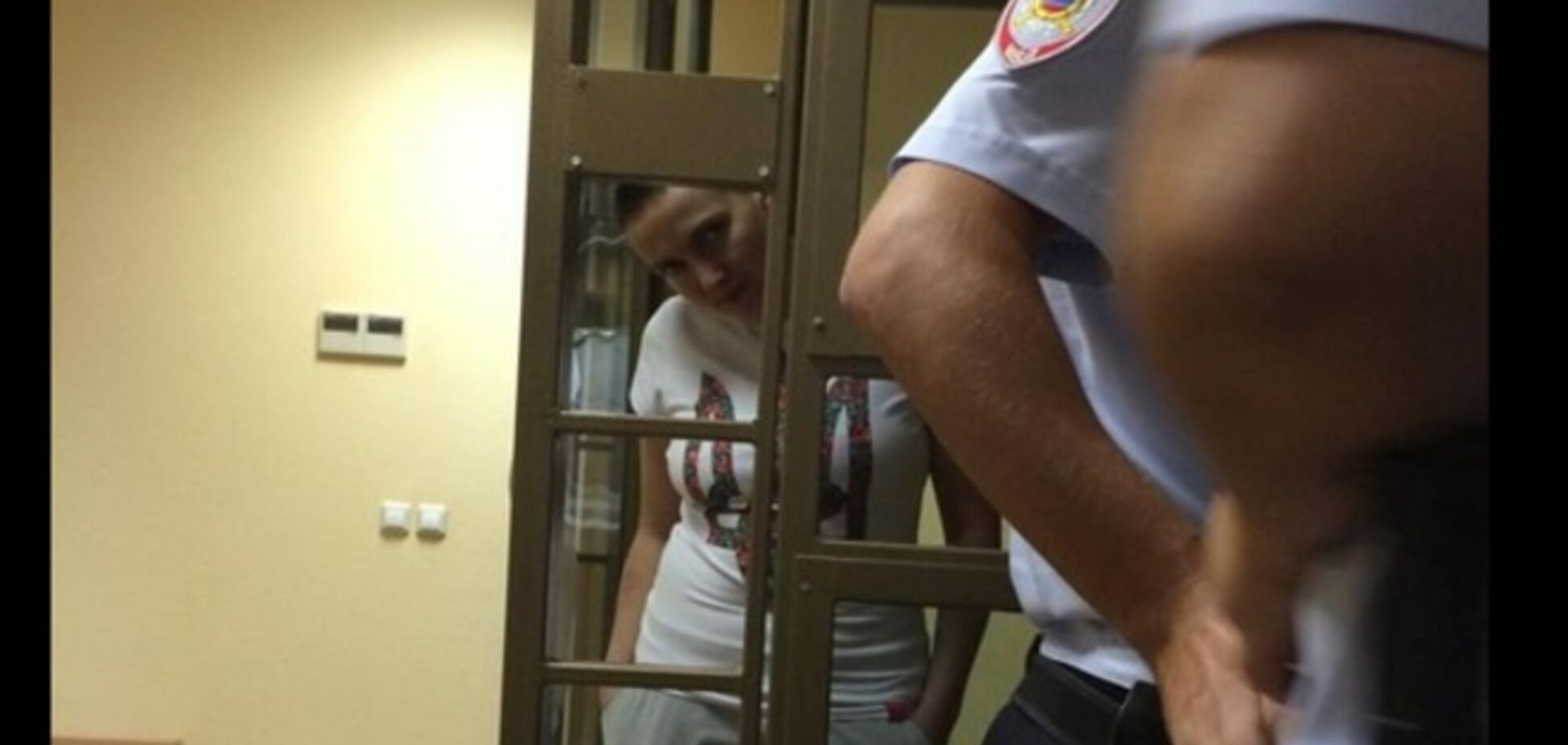 Летчица Савченко пришла на суд в футболке с тризубом