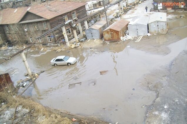 Жизнь в алмазной столице России: километровые лужи, трущобы из бараков и горы мусора