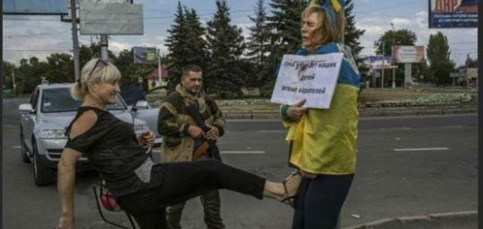 Журналист заявил об освобождении ранее привязанной к столбу в Донецке патриотки Украины