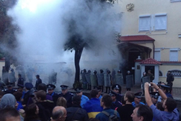 В Харькове протестующие забросали консульство РФ дымовыми шашками