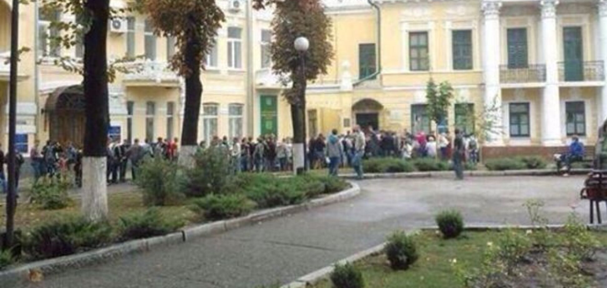 Харьковский военкомат оккупировали желающие идти воевать с Россией