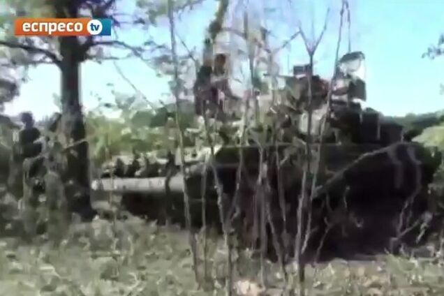 Украинские военные отбили возле Иловайска российский танк: нашли документы и форму