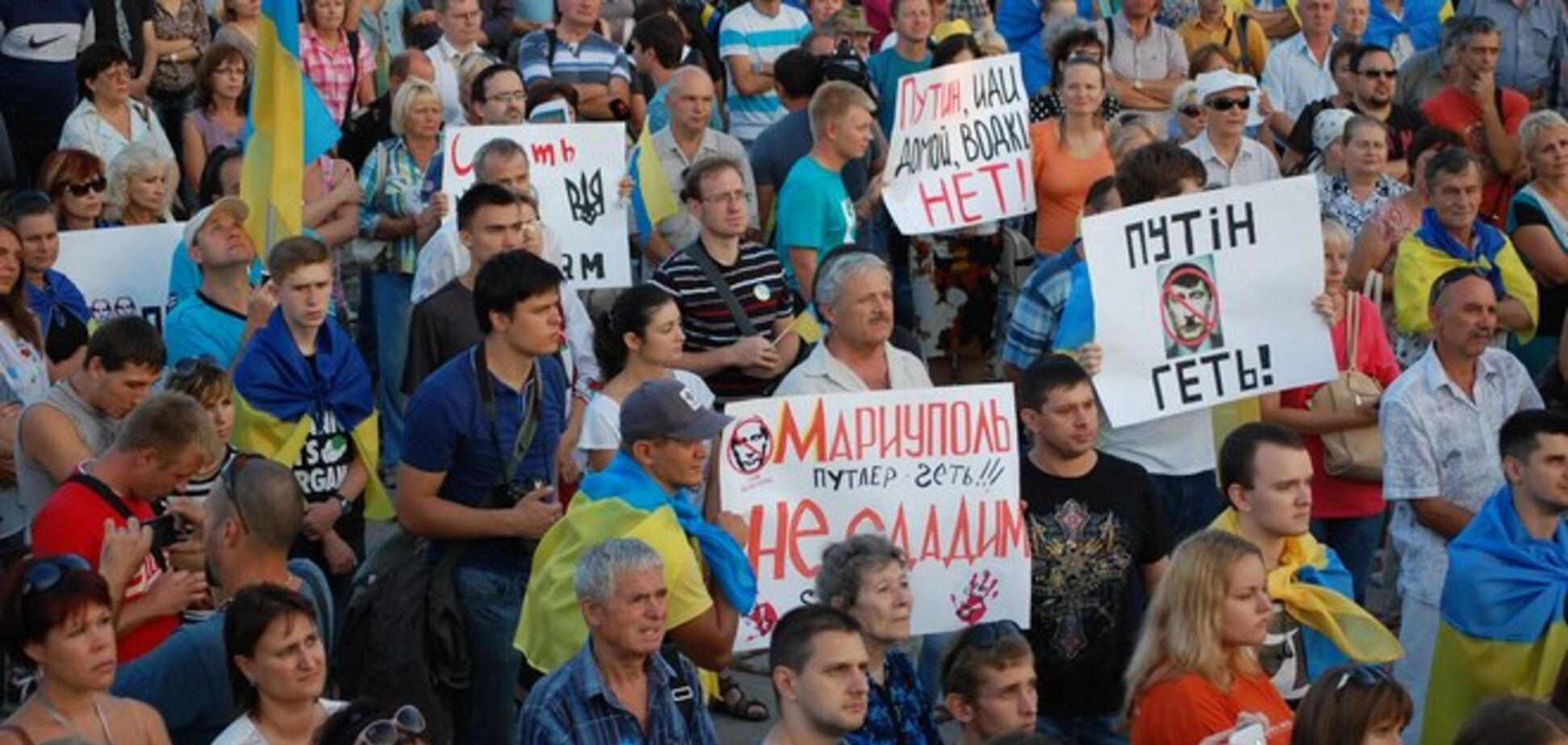 В Мариуполе мэра-предателя забросали презервативами