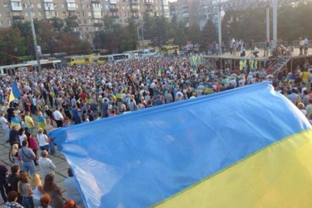 В Мариуполе тысячи людей вышли на митинг против вторжения террористов 'ДНР'
