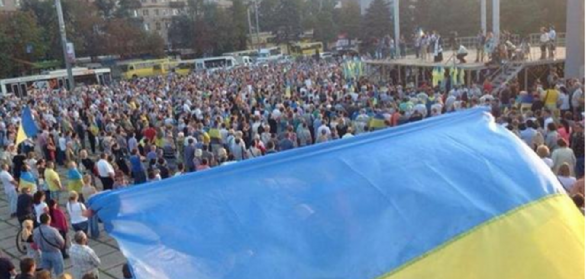 В Мариуполе тысячи людей вышли на митинг против вторжения террористов 'ДНР'