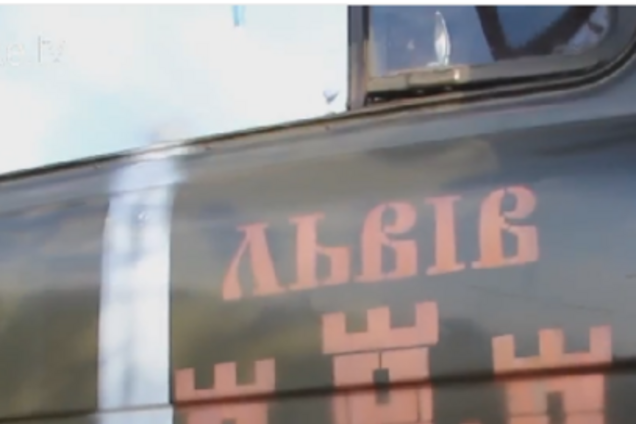 Ультрас 'Карпат' из зоны АТО разукрасили БТРы гербами Львова