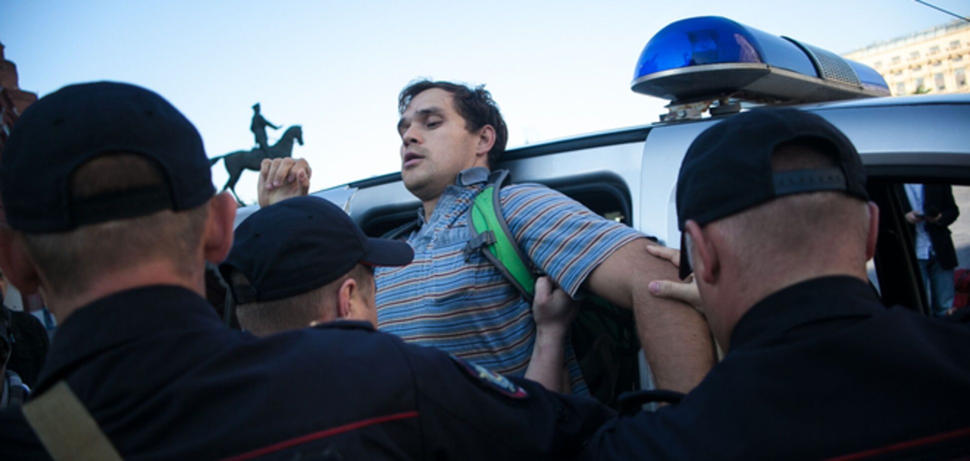 На антивоенный митинг в Москве вышел один человек и сразу был задержан полицией