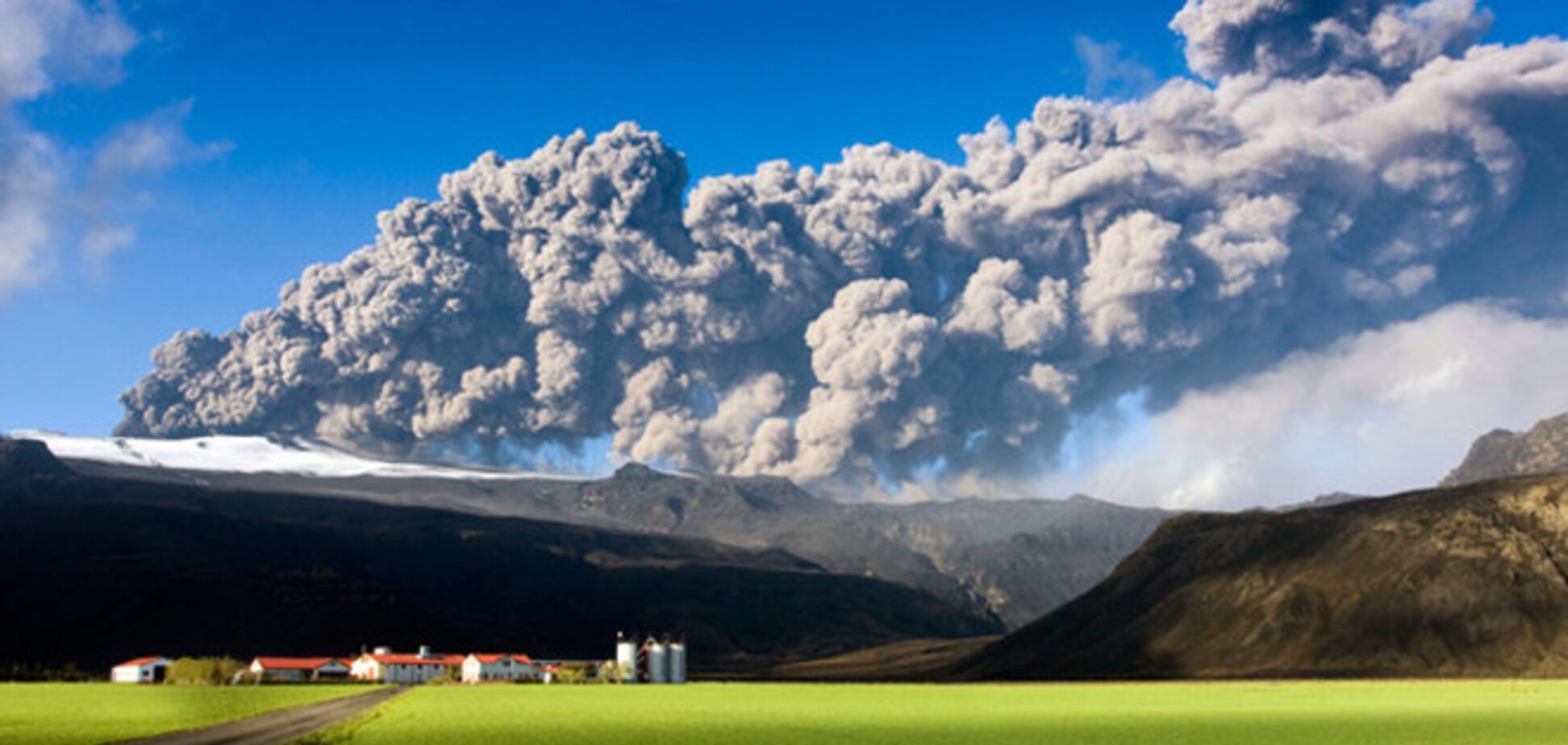 Исландию сотрясает извержение крупнейшего вулкана