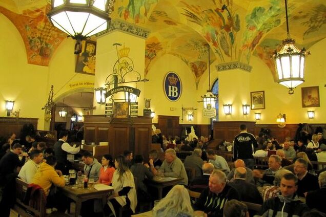 Российские туристы в 'гитлеровской' пивной вспомнили об украинцах: когда уже Путин этих гадин подавит?