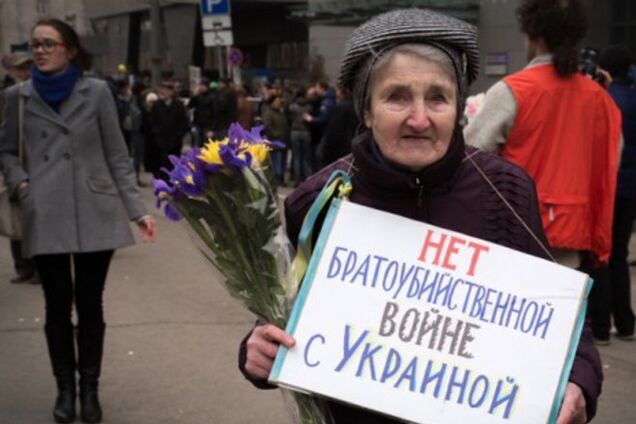 В России вдвое снизилось число поддерживающих военное вмешательство РФ в дела Украины