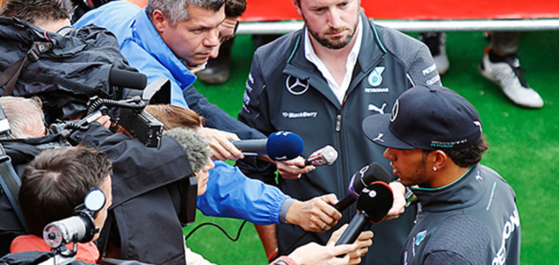 'Мерседес' остановил переговоры о новом контракте с Хэмилтоном