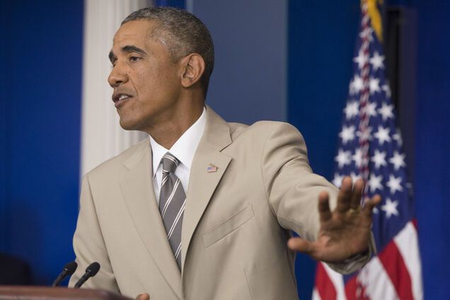 В соцсетях высмеяли бежевый костюм Обамы