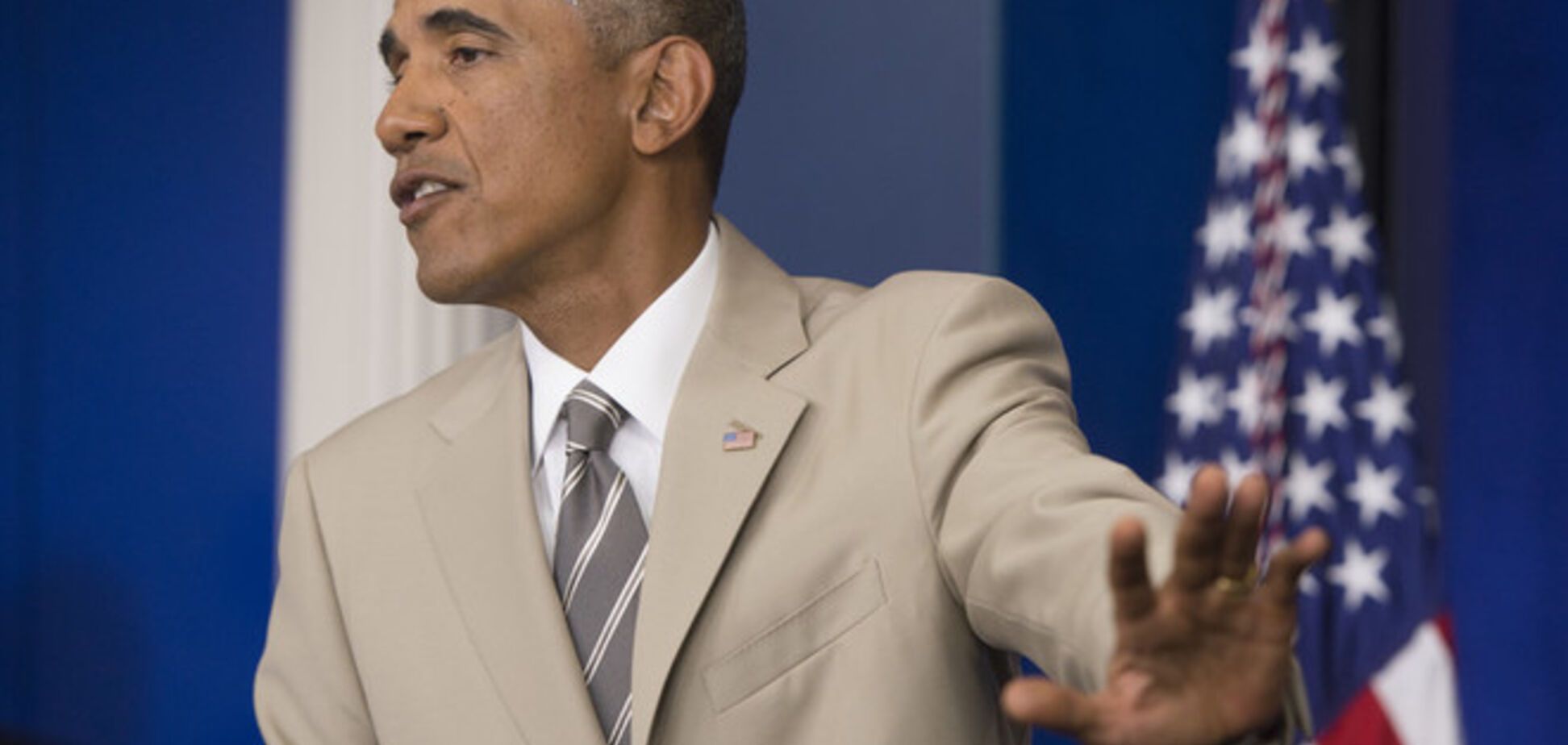 В соцсетях высмеяли бежевый костюм Обамы