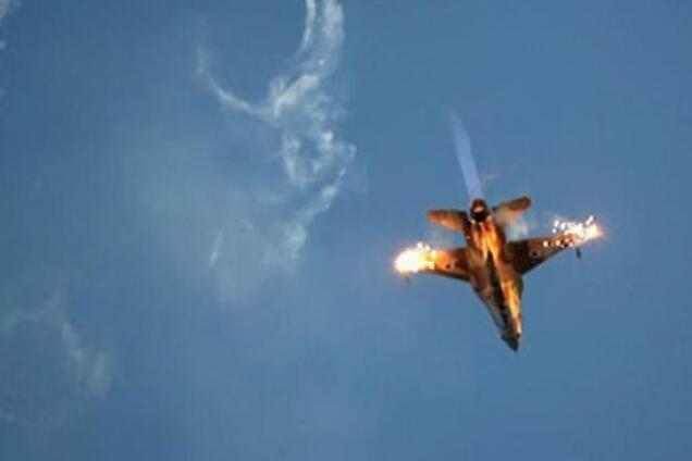 СМИ сообщили о сбитом террористами украинском самолете на юге Иловайска и сотне раненых