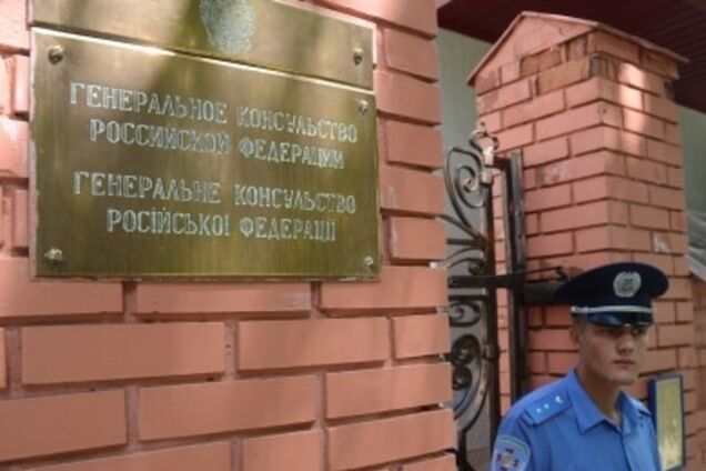 У Львові Генконсульство Росії обклали шинами і закидали яйцями