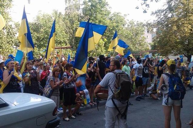 На Харьковщине активисты устроили митинг у дома избивавшего ногами людей медика