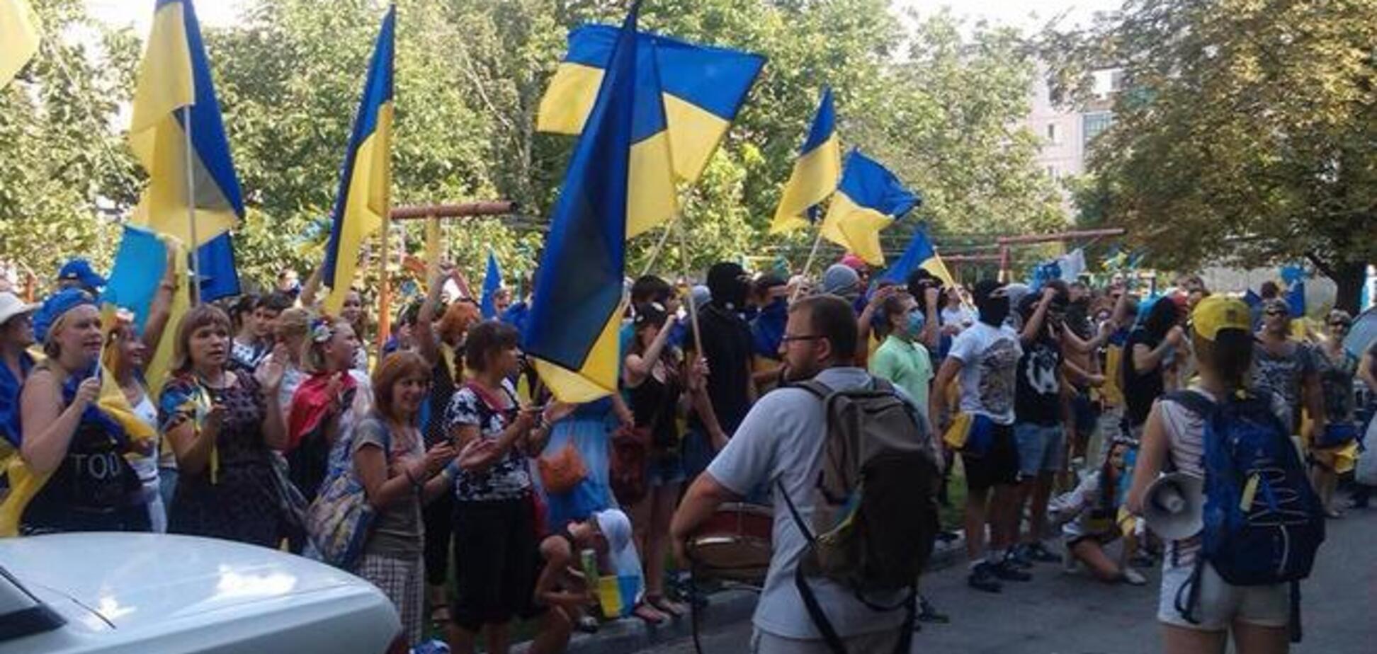 На Харьковщине активисты устроили митинг у дома избивавшего ногами людей медика