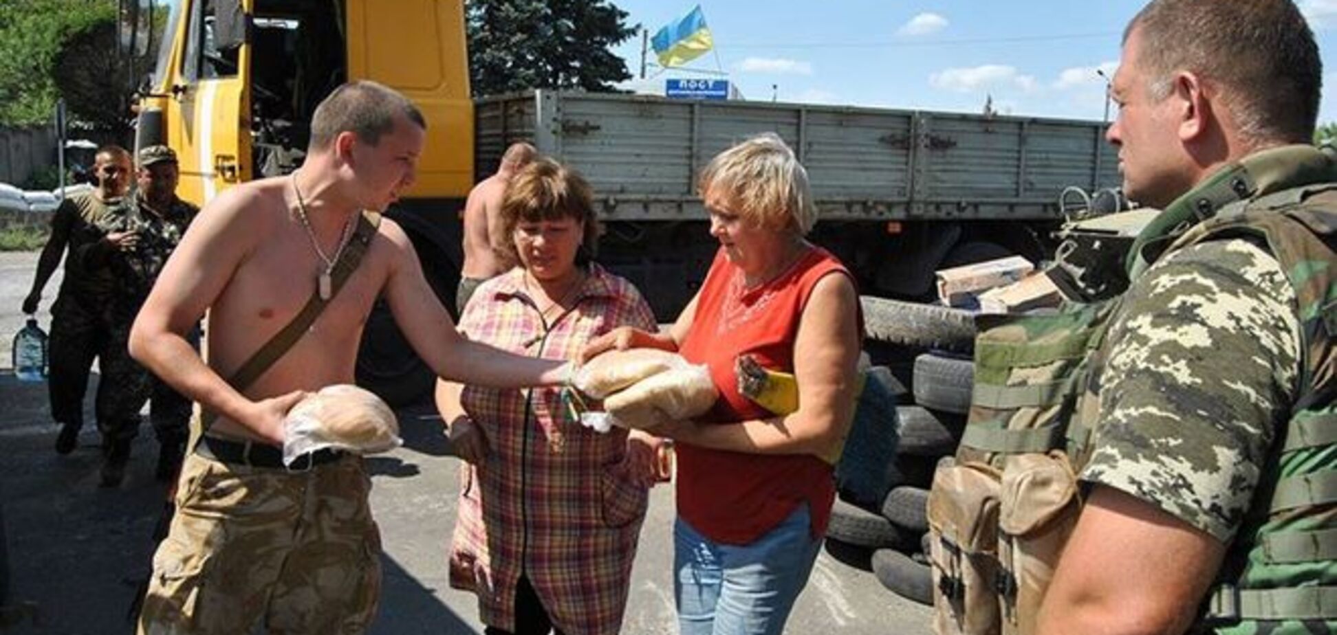 Украинские военные на блокпосту под Дебальцево организовали раздачу продуктов переселенцам