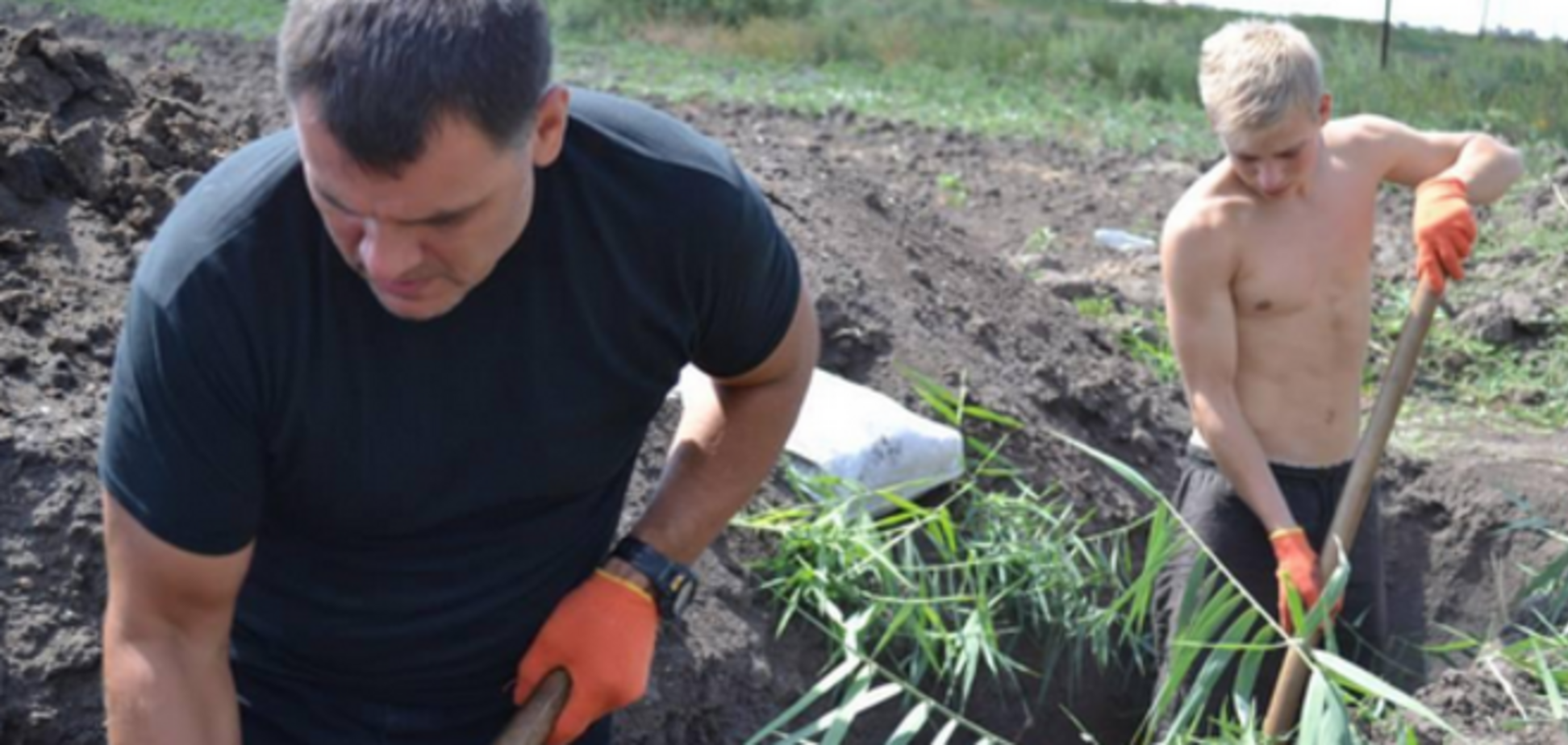 Отец 32 детей вышел с сыновьями рыть окопы под Мариуполем