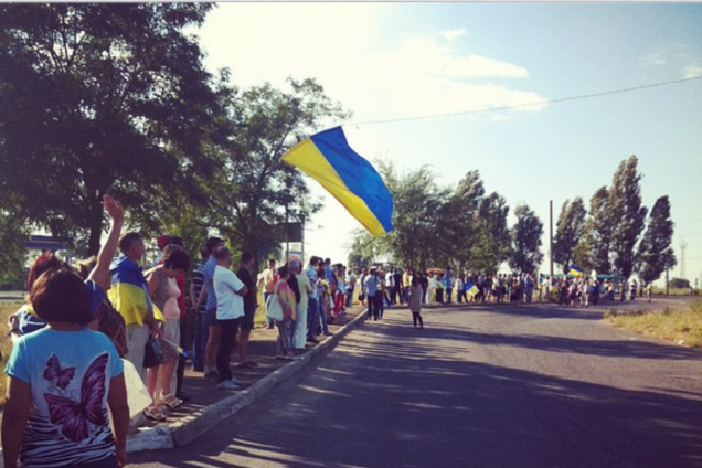 Мариуполь решили защищать от российских танков живым щитом