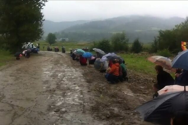 На Львовщине гроб погибшего в зоне АТО героя родное село встретило на коленях