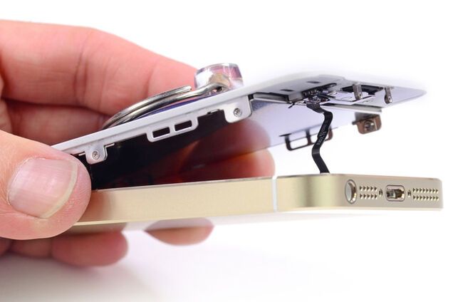 Apple в своих магазинах будет производить замену поврежденного стекла для iPhone 5s