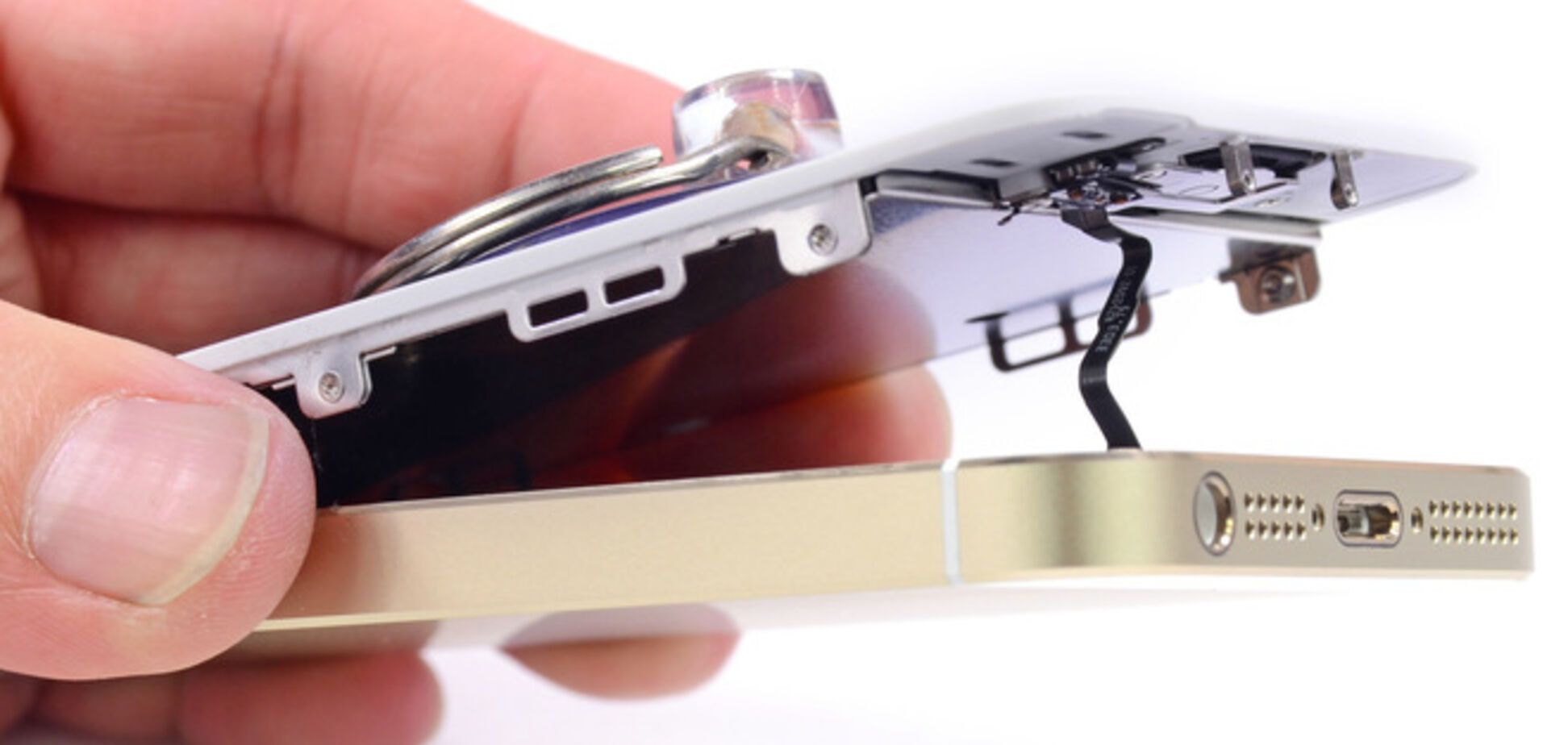 Apple в своих магазинах будет производить замену поврежденного стекла для iPhone 5s