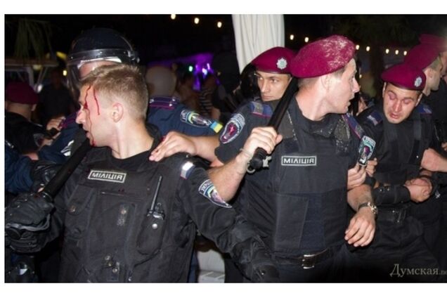 В Одессе милиция избила дубинками пикетчиков концерта Ани Лорак