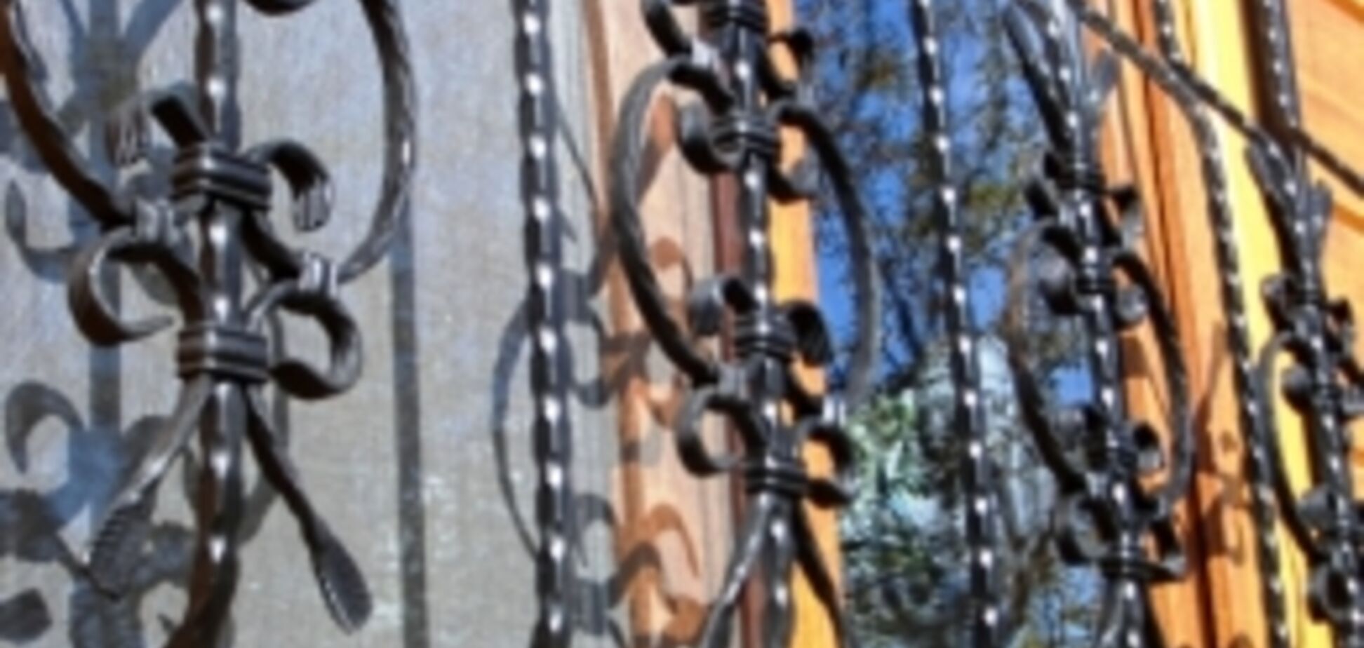 В Киеве ребенок застрял головой в оконной решетке