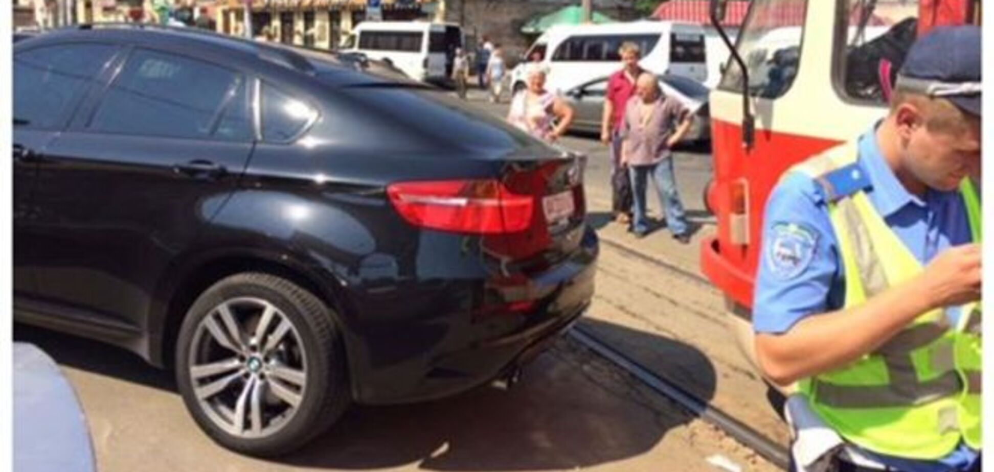 Госмашина из-за неправильной парковки создала огромную пробку в Киеве