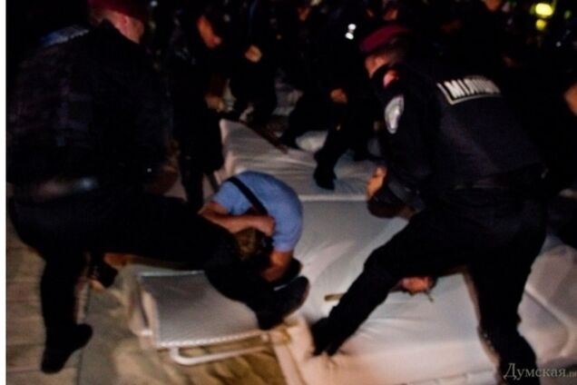 МВД уволило 5 милиционеров и-за избиения людей на концерте Ани Лорак в Одессе