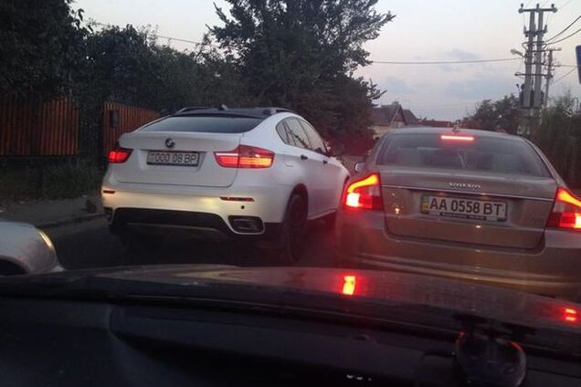 Водитель авто с 'парламентскими номерами' устроил беспредел на дороге